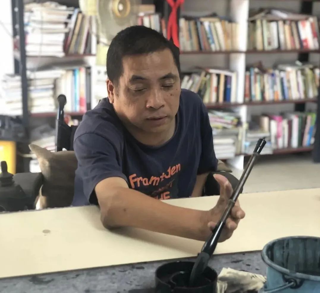 金刚经@高位瘫痪男子靠一支笔,被亚残运会选中,网友直呼:牛