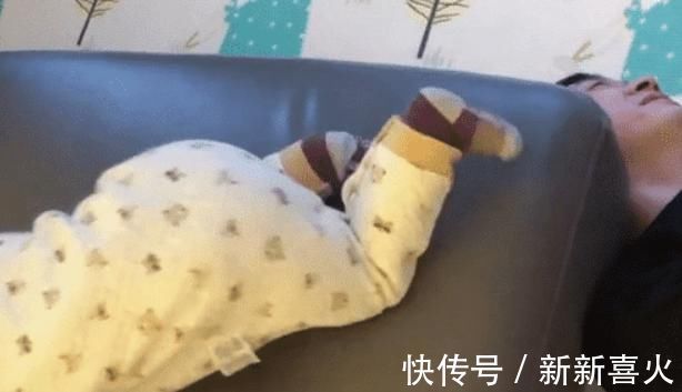 沙发|小短腿爬不上沙发,机智宝宝有妙招,网友:海拔不够,爸爸来凑?