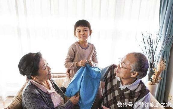 “最美外婆”产房外火了,风头盖过刚出生宝宝,生护士都看直了眼