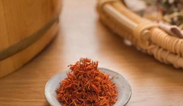 天然“泡脚药”被找到，水中加一点温经更通络，养生效果“赞”！