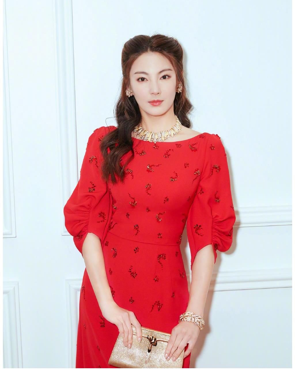 快本|演员跨界当主持张艺兴不是第一人,一本正经的兴式主持你喜欢吗?