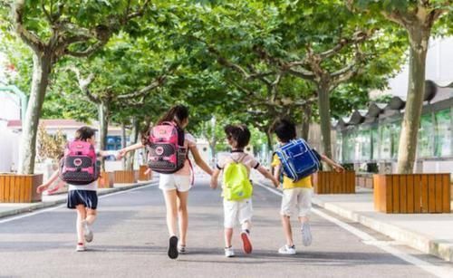 孩子|“你家孩子身高达标吗?”对比2020年儿童身高表,高矮一目了然