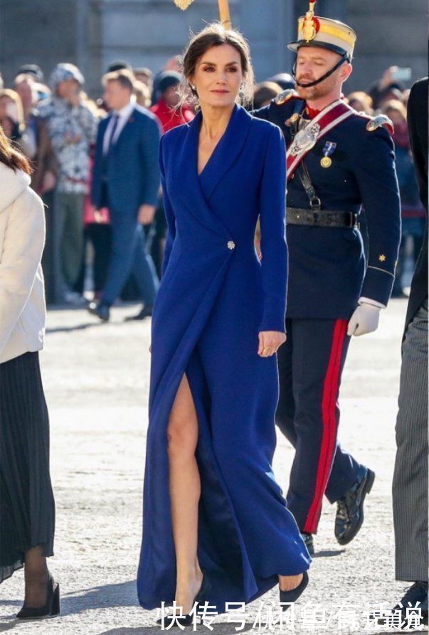 针织衫|西班牙王后盘起头发更惊艳,穿超长大衣优雅大气,这才是王室风范