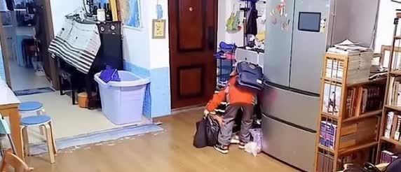 郑希怡|一位10岁男孩的清晨,让无数父母羞愧:好孩子都是别人家的