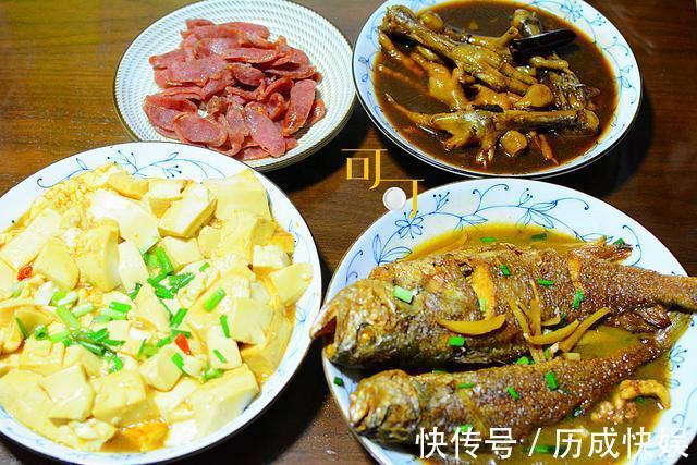 周末晚餐有六个菜，虽然两个是中午剩菜，大家都还抢着吃