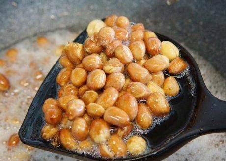 炸花生米,先放花生还是先放油教你正确做法,花生米酥脆不回潮