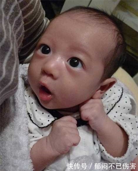 国家大事|搞笑宝宝系列:都不要打扰宝宝,宝宝也要关心国家大事,太逗了