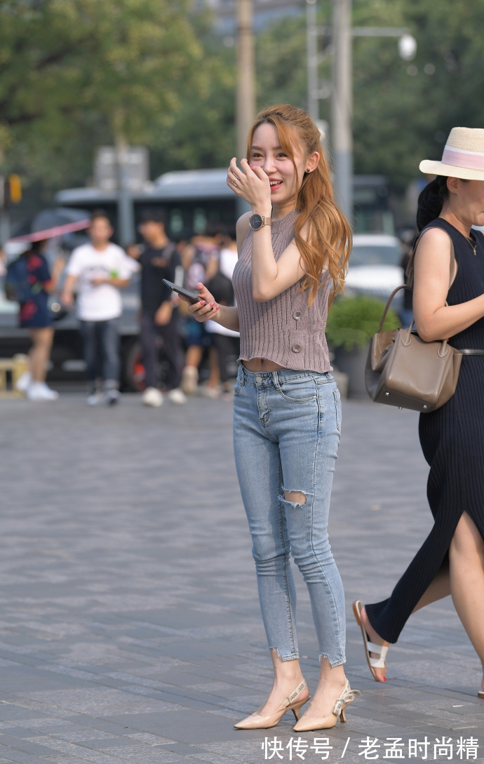 路人 街拍路人,楚楚动人的应季穿搭参考,每一款都它的独特魅力