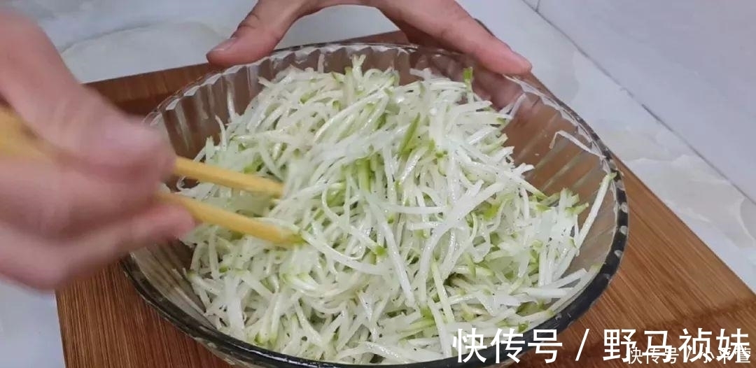 萝卜|萝卜这样做才好吃, 教你简单一做, 比肉丸子都香, 在家经常做着吃
