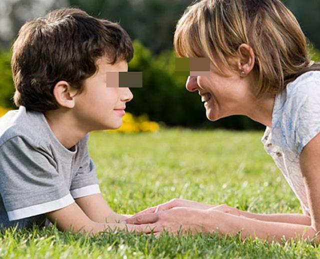 妈妈|2岁孩子没爹没妈,光脚在地上走路,奶奶:想妈妈时就让姑姑抱他