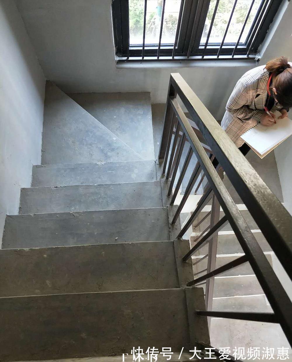 方案|水泥楼梯嫌土也不要敲,不吝啬给出4套装修方案,有品位有颜值