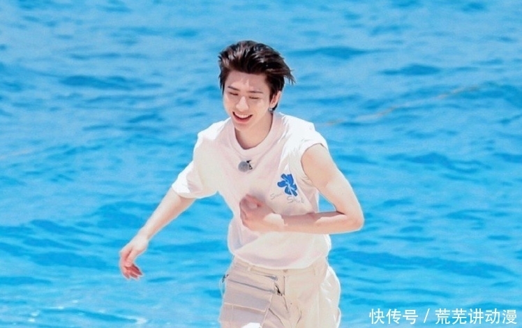 蔡徐坤|《跑男9》三亚开录,蔡徐坤穿羽绒服成焦点,我却只留意飞行嘉宾