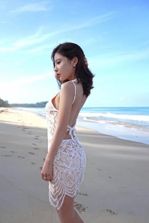 时尚街拍 高跟鞋配蕾丝服饰,性感烂漫又优雅