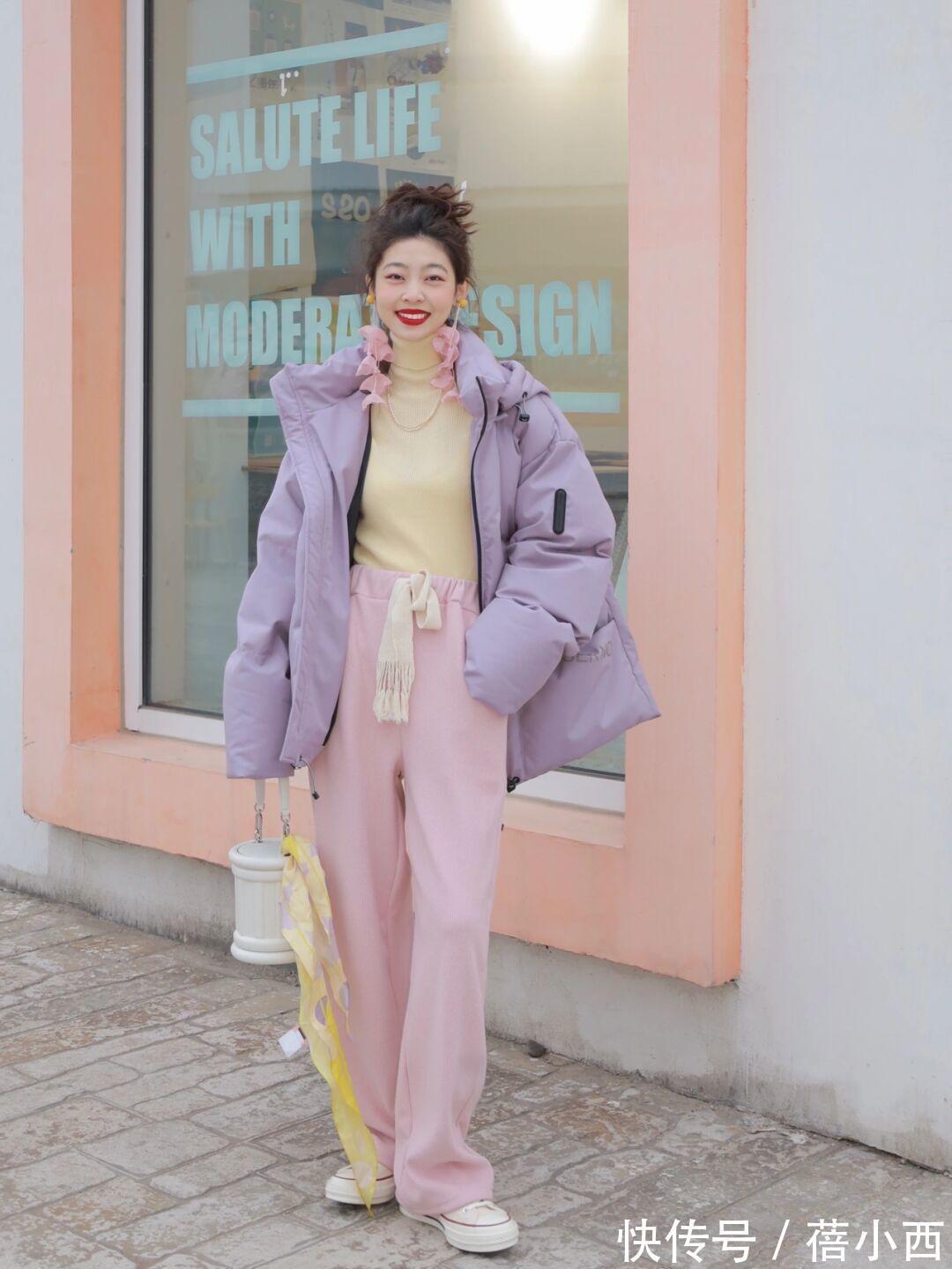 大龄女性|大龄女性懂搭配更时髦,冬季学会穿“羽绒服”,风度和温度都有了