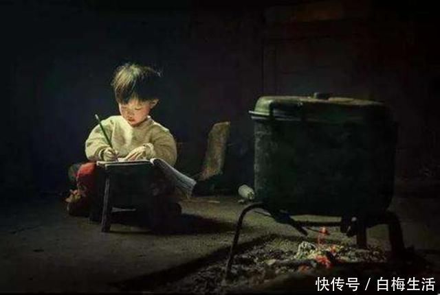 形单影|男孩背着“麻袋书包”，形单影只格格不入，网友：穷人的自卑