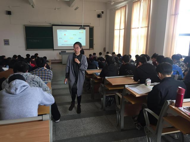 女大学生 女大学生化妆前后对比,堪比“变脸”现场,男生:心态崩了