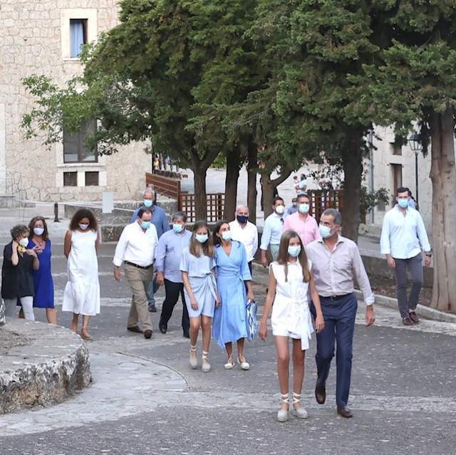 站位|西班牙14岁小公主学姐姐穿高跟，身高超180变巨人，王后一脸不快