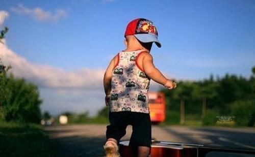 站立|逛超市时，2岁女儿突然站立不动，下一秒举动让众人笑翻