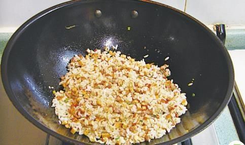  自从学会剩米饭这吃法，连蛋炒饭都很少做了，10分钟出锅，孩子点名要吃