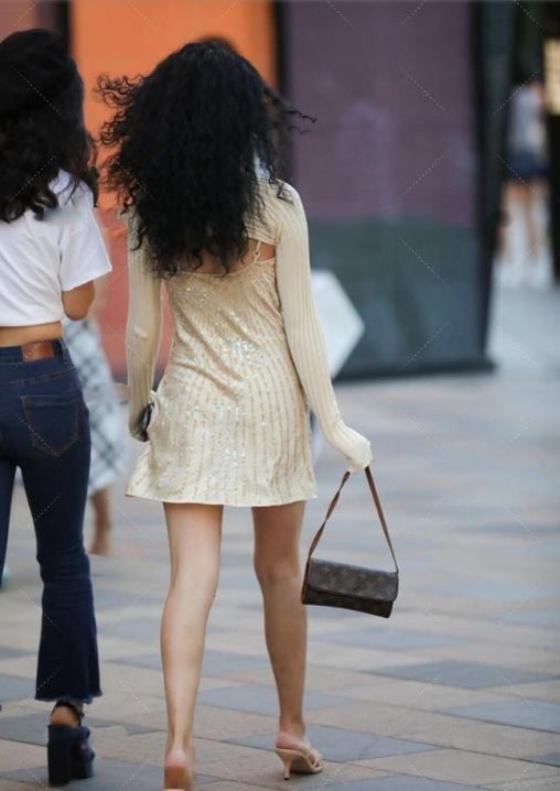 修身长裙 深灰色修身长裙,上身舒适,时尚大气