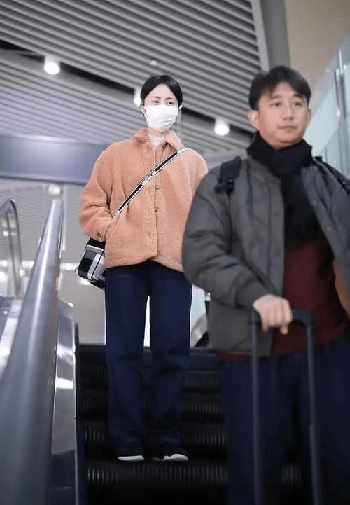 黄磊|明星老婆真会穿,羊羔毛外套搭配牛仔裤,身材不错很是温柔