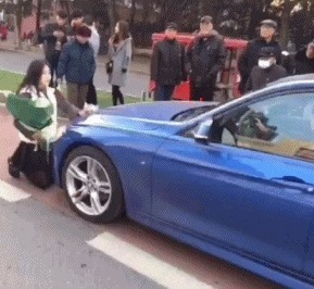 |搞笑GIF:妹子 你这套衣服不错 是你自己做的吧