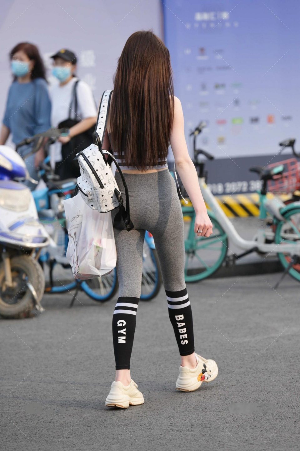 口罩|灰色的打底裤也可以很时尚,小姐姐虽然戴了口罩,也遮不住她的时尚