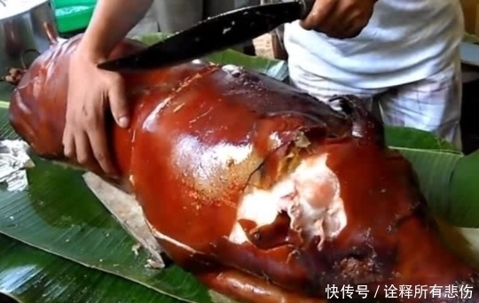 大妈请孙子吃烤乳猪,端上来时大呼满意,服务员切开后,两眼发傻