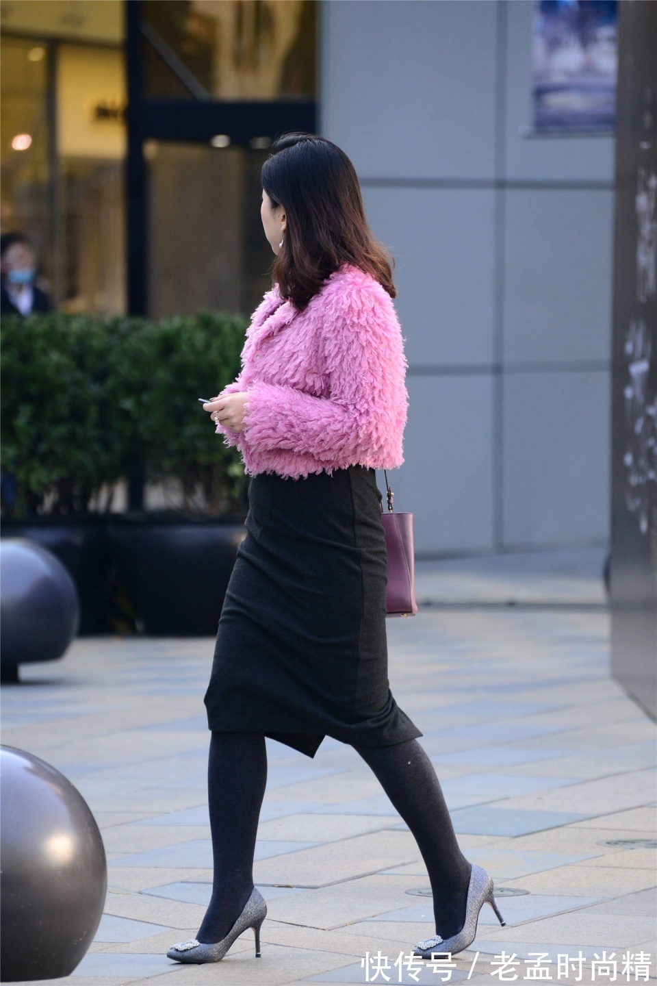 姑娘|长裙搭配打底裤,这是到了冬天的穿搭,显瘦还衬托高级感