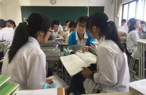 为让学生专心学习，校长设计的“独特校服”火了，可以说费尽心思