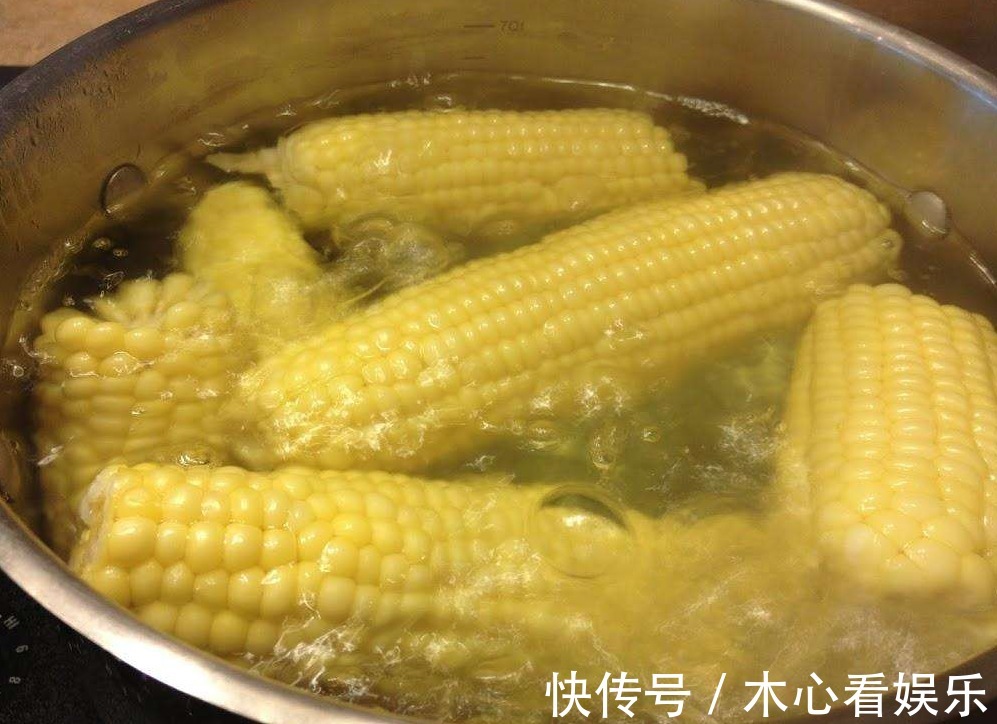 食用碱|煮玉米,先别着急下锅!水里多加2样,熟得更快,软糯香甜又营养