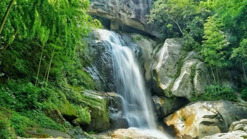 浙江受欢迎的一处景区，是中华十大名山之一，属国家5A级景区