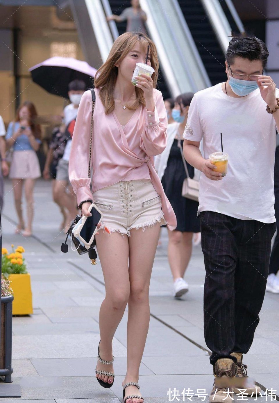 前卫感|美女街拍:非常优雅的气质美女,一头靓丽的黑发,自带艳丽感别有一番风情