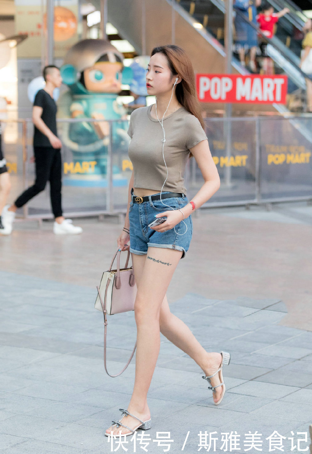 小姐姐穿金色的百褶短裙，整体的显得干净柔美，还有仙女气质