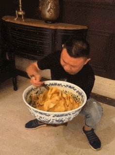 |搞笑GIF段子:关键时刻要懂得随机应变,尤其是面对强者的时候