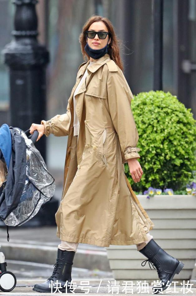 今秋“卡其色+风衣”被穿火了,经典时髦还高级,太适合中年女性