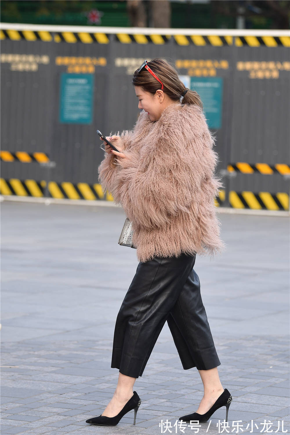 高跟鞋 黑色九分皮裤，宽松款式，搭配黑色尖头细跟单鞋