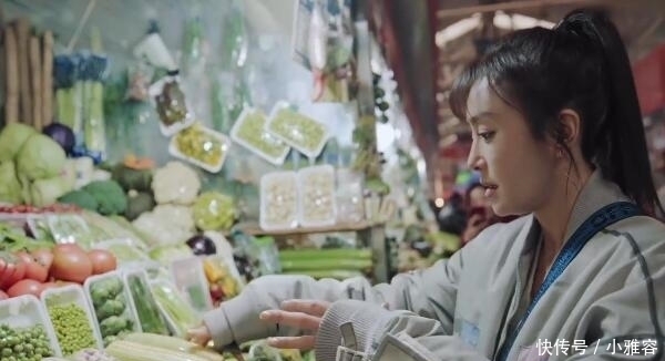 秦岚逛菜市场时的表现过于节俭,连5毛钱都要省,也太接地气了