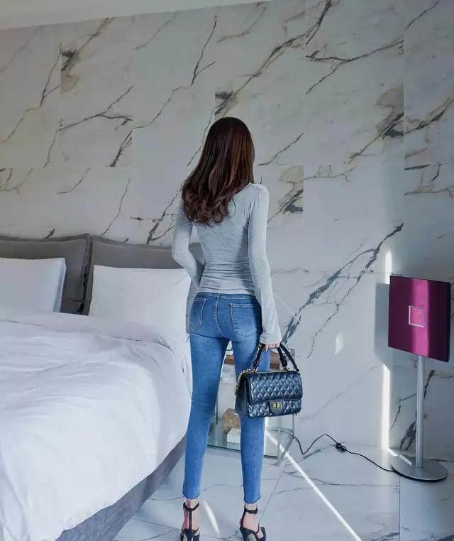 腰身|拥有纤细大长腿的牛仔裤美女,展示腰身美好曲线,彰显与众不同