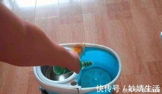 地面|拖地的时候用点这个玩意，去污又杀菌，一星期不打扫都能干净如新！