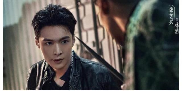 张艺兴|张艺兴新片路透曝光,与王传君同框引期待,戴眼镜被赞像大学生