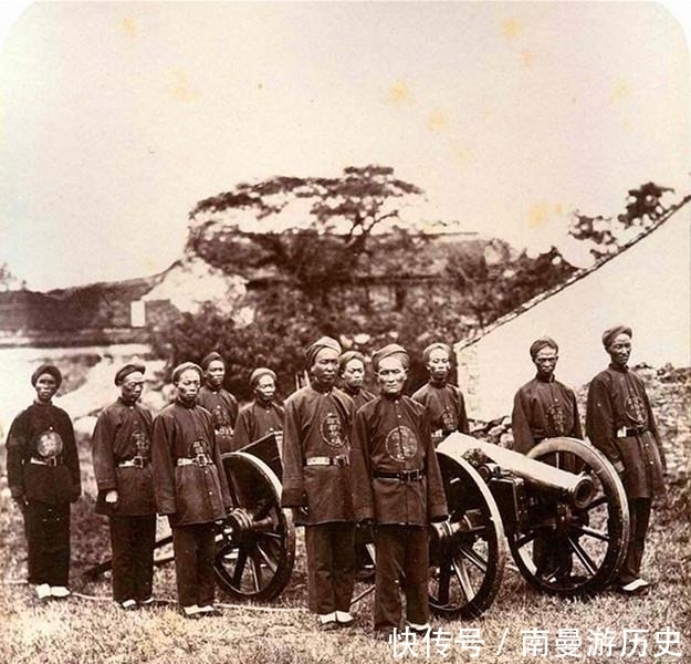 围观|晚清老照片：围观斩首麻木的民众，因偷窥妇女被锁在路边的犯人