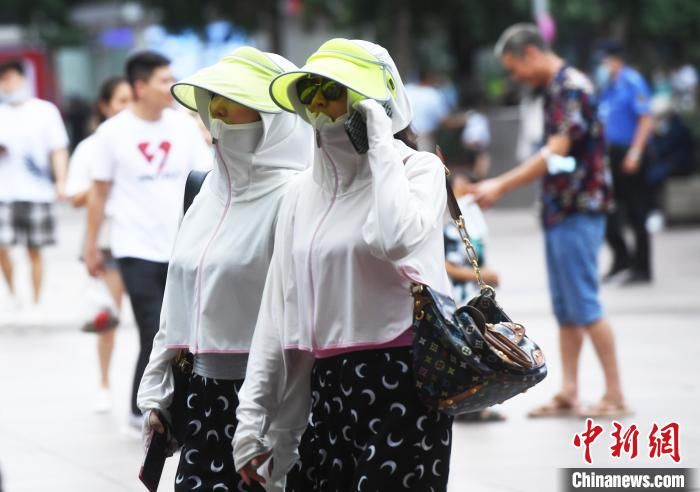 陈超|重庆持续闷热天气 市民清凉出街