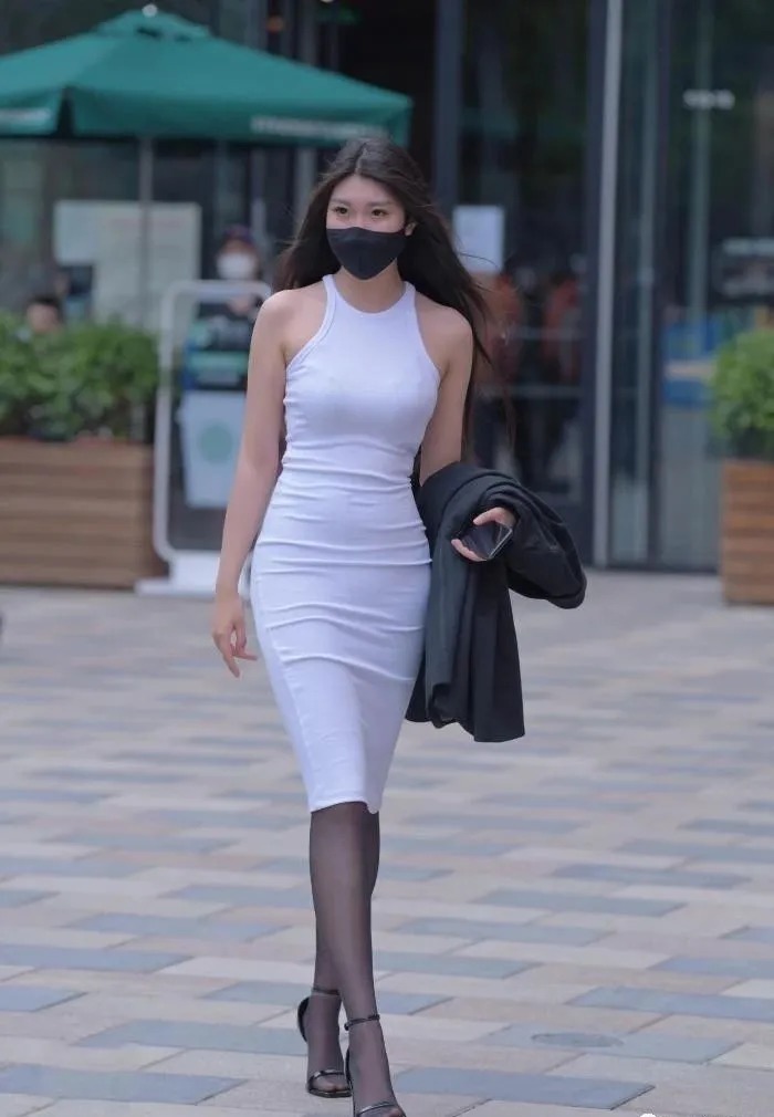 无袖挂脖款式的紧身裙，是婀娜女生的首选穿搭之一