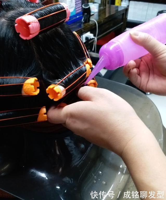 一个月|烫发一个月后头发就直了,烫发能保持多久?了解这三点烫发不迷路