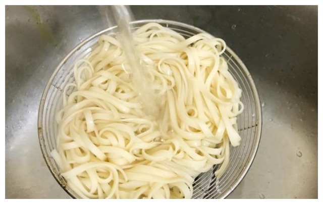 家常炒面条，千万不要直接入锅炒，多加1小步，出锅就被吃光光！