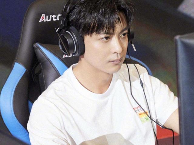 李佳航|同是《爱情公寓》的主角,陈赫、李佳航红得发紫,而她却沦为网红