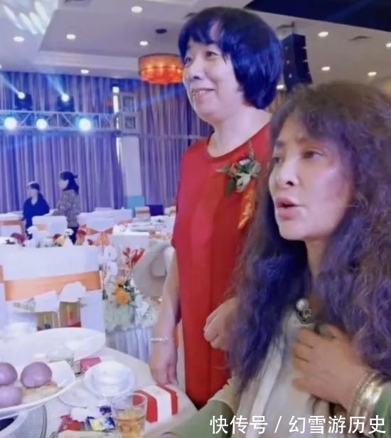 演员李勤勤参加婚宴，打包婚宴剩菜剩饭，大方回应：不觉得丢人