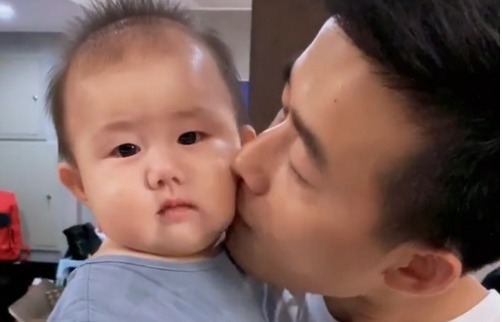 伤害|“啃脸杀父子”互相伤害火了,萌娃“奶凶奶凶”的回击萌化了