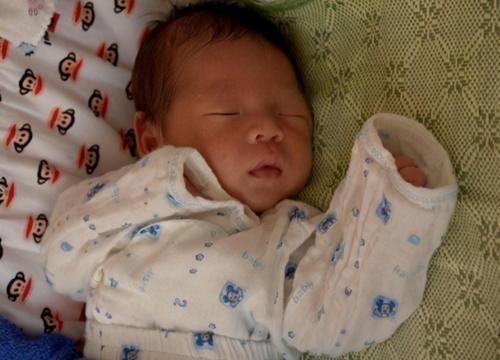 睡眠|哄睡一小时醒来分分钟,“落地醒”的宝宝太磨人!教你正确应对